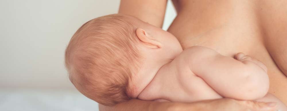 Bebé amamantando