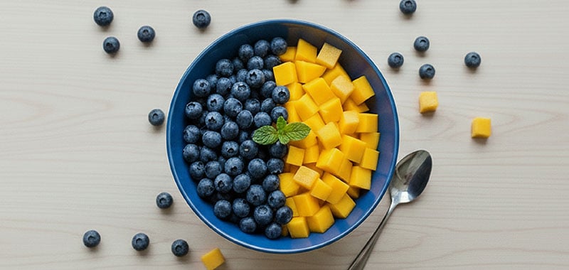 Tazón de frutas que representa fuentes dietéticas de niacina, un compuesto de la vitamina B3